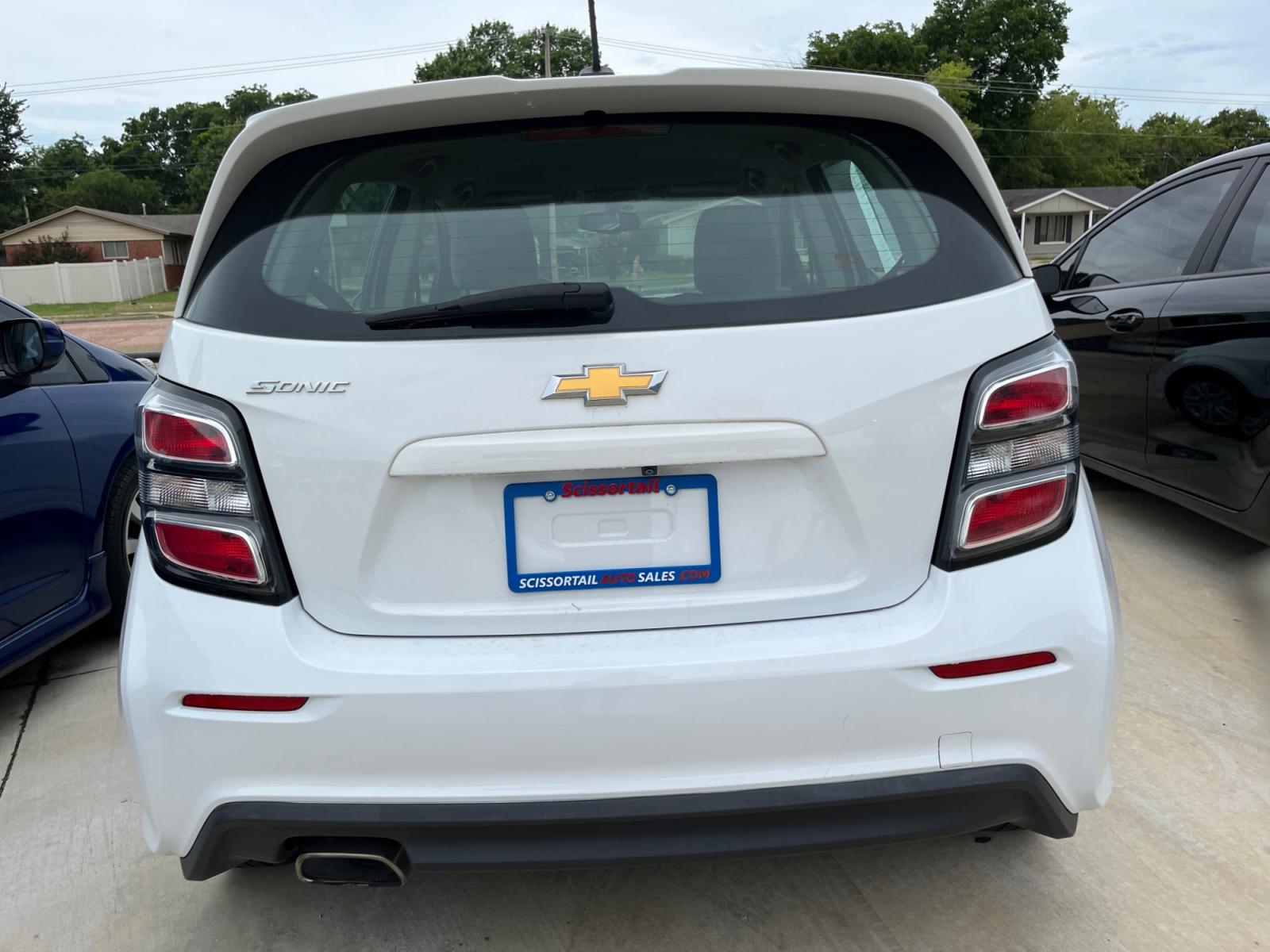 2017 WHITE CHEVROLET SONIC RS FL Auto Hatchback (1G1JG6SH8H4) with an 1.8L L4 DOHC 24V engine, 6A transmission, located at 8101 E. Skelly Dr., Tulsa, OK, 74129, (918) 592-3593, 36.121891, -95.888802 - Photo #3