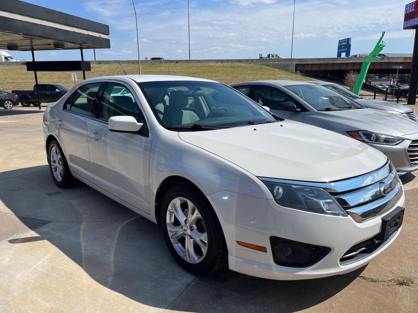 2012 Ford Fusion SE (3FAHP0HA2CR) with an 2.5L L4 DOHC 16V engine, located at 8101 E. Skelly Dr., Tulsa, OK, 74129, (918) 592-3593, 36.121891, -95.888802 - Photo #2