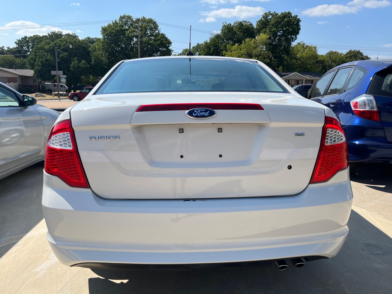 2012 Ford Fusion SE (3FAHP0HA2CR) with an 2.5L L4 DOHC 16V engine, located at 8101 E. Skelly Dr., Tulsa, OK, 74129, (918) 592-3593, 36.121891, -95.888802 - Photo #3