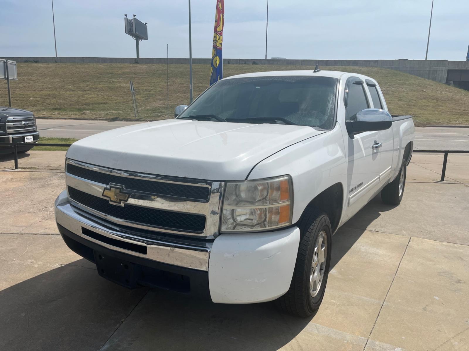 2010 Chevrolet Silverado 1500 LT1 Extended Cab 2WD (1GCSCSE09AZ) with an 5.3L V8 OHV 16V FFV engine, 4-Speed Automatic transmission, located at 8101 E. Skelly Dr., Tulsa, OK, 74129, (918) 592-3593, 36.121891, -95.888802 - Photo #0