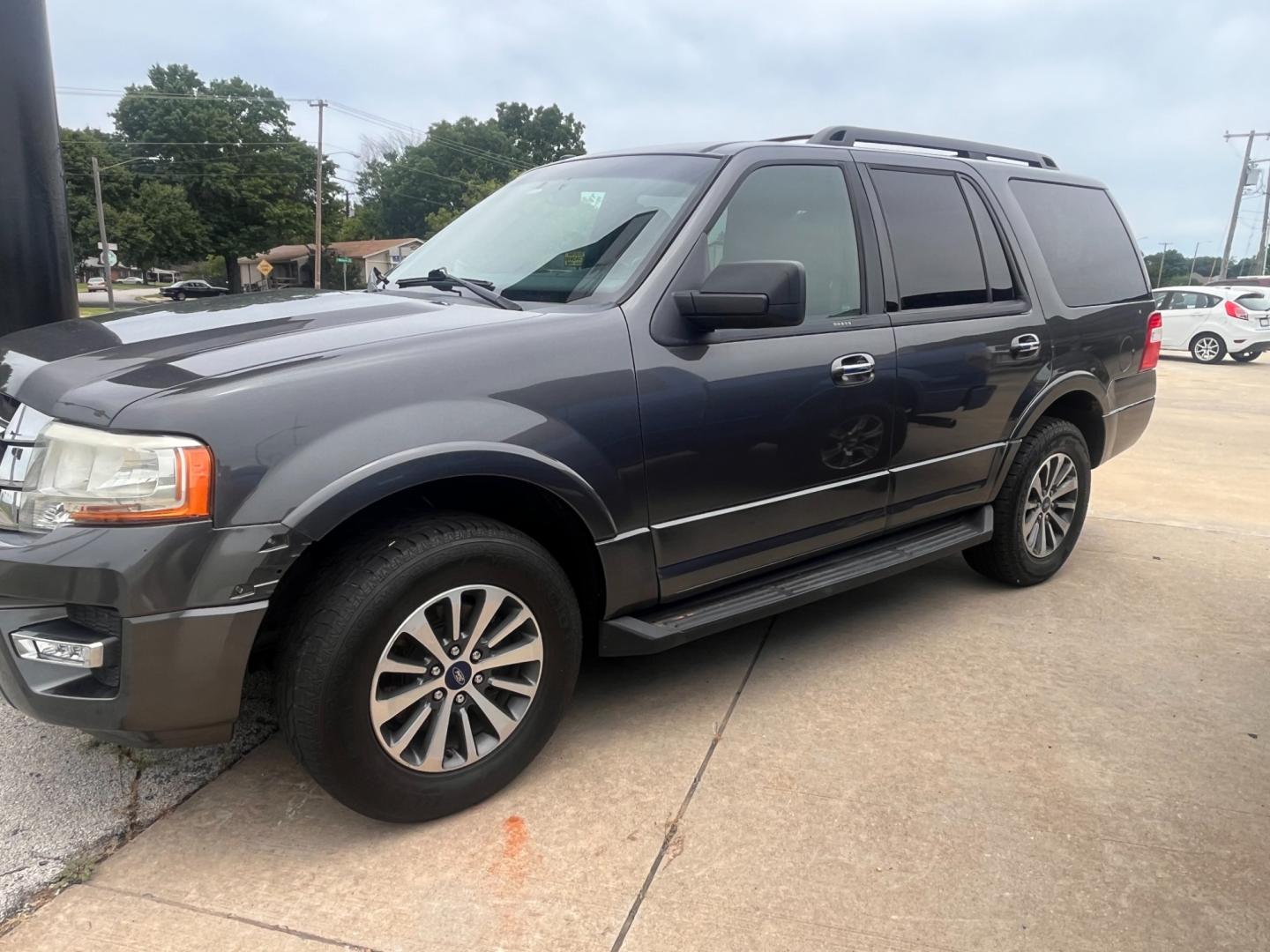 2017 GRAY FORD EXPEDITION XLT; KING XLT 2WD (1FMJU1HT5HE) with an 3.5L V6 DOHC 24V FFV engine, 6A transmission, located at 8101 E. Skelly Dr., Tulsa, OK, 74129, (918) 592-3593, 36.121891, -95.888802 - Photo#1