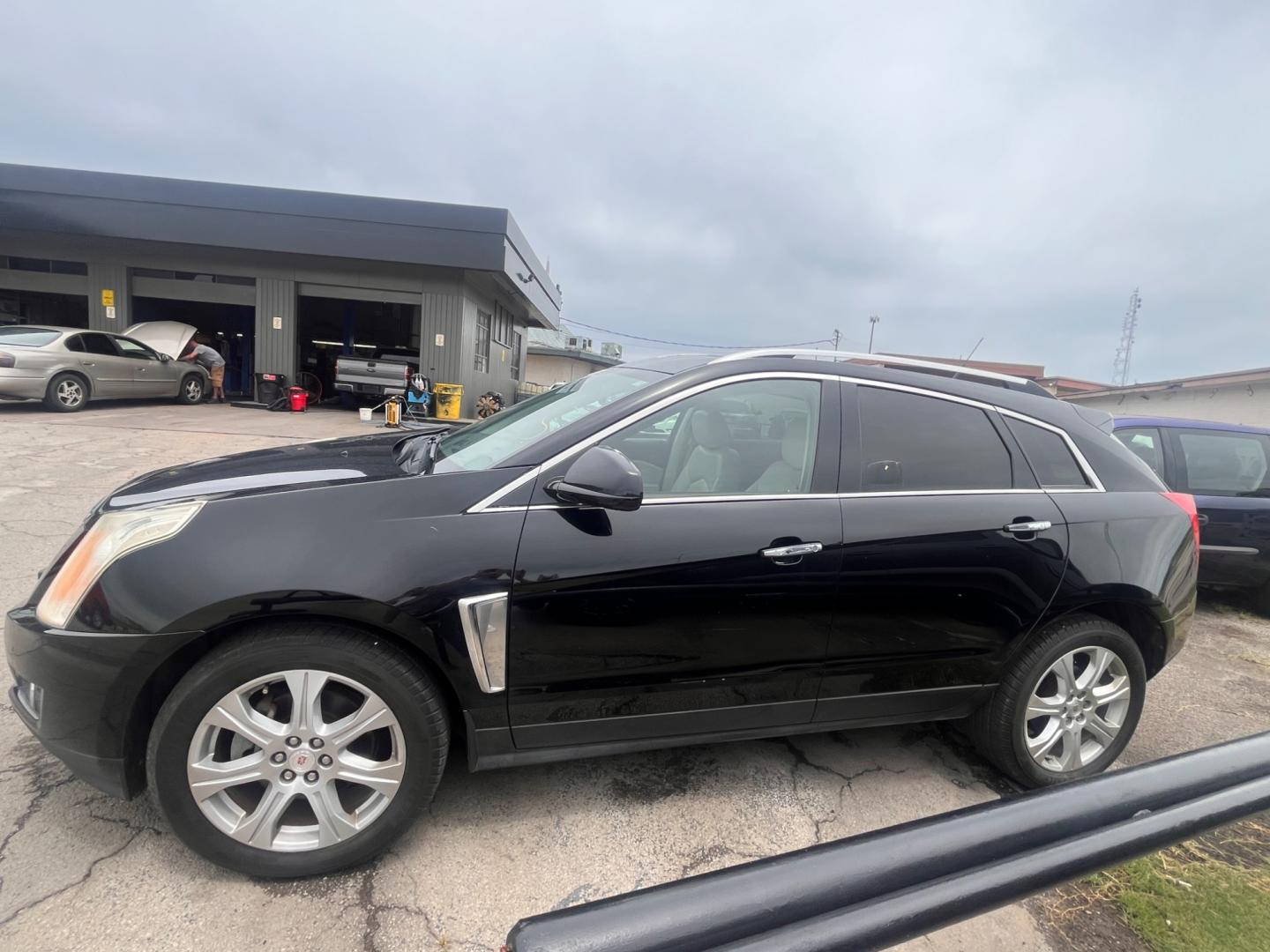 2014 BLACK Cadillac SRX Performance Collection AWD (3GYFNFE31ES) with an 3.6L V6 DOHC 24V FFV engine, 6-Speed Automatic transmission, located at 8101 E. Skelly Dr., Tulsa, OK, 74129, (918) 592-3593, 36.121891, -95.888802 - Photo#1