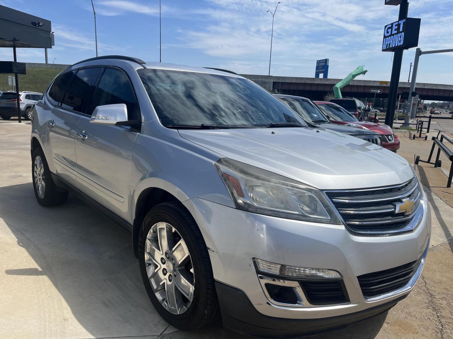 2015 SILVER Chevrolet Traverse 2LT AWD (1GNKVHKD8FJ) with an 3.6L V6 DOHC 24V engine, 6-Speed Automatic transmission, located at 8101 E. Skelly Dr., Tulsa, OK, 74129, (918) 592-3593, 36.121891, -95.888802 - Photo#0