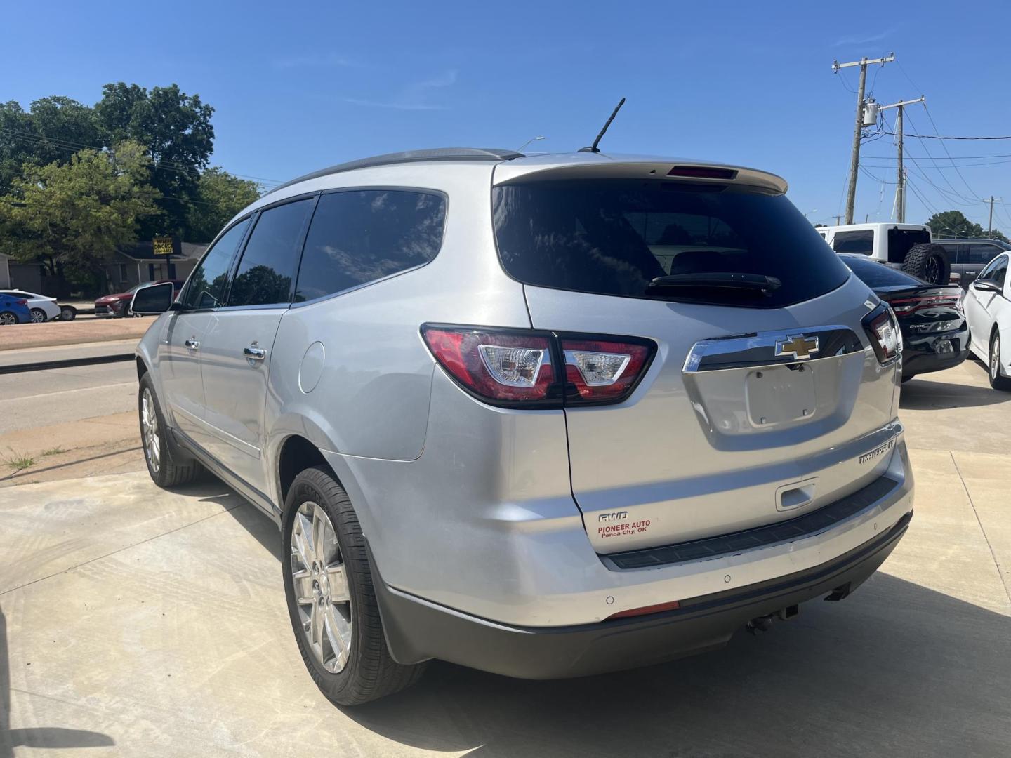 2015 SILVER Chevrolet Traverse 2LT AWD (1GNKVHKD8FJ) with an 3.6L V6 DOHC 24V engine, 6-Speed Automatic transmission, located at 8101 E. Skelly Dr., Tulsa, OK, 74129, (918) 592-3593, 36.121891, -95.888802 - Photo#1