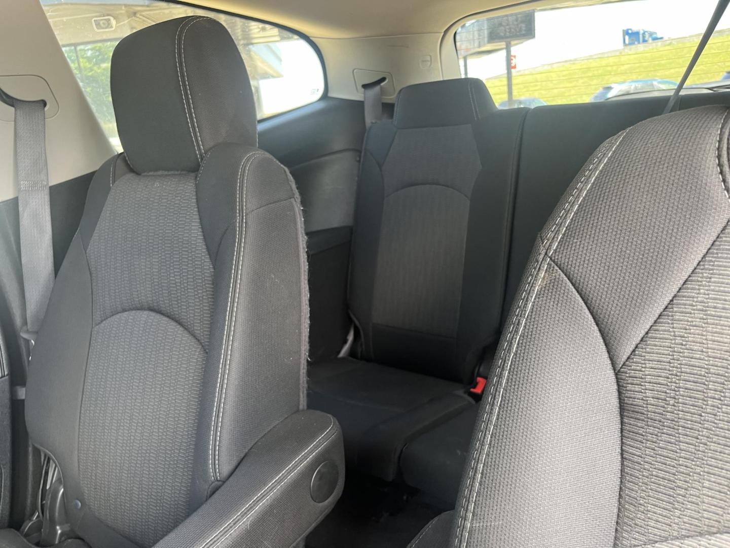 2015 SILVER Chevrolet Traverse 2LT AWD (1GNKVHKD8FJ) with an 3.6L V6 DOHC 24V engine, 6-Speed Automatic transmission, located at 8101 E. Skelly Dr., Tulsa, OK, 74129, (918) 592-3593, 36.121891, -95.888802 - Photo#3