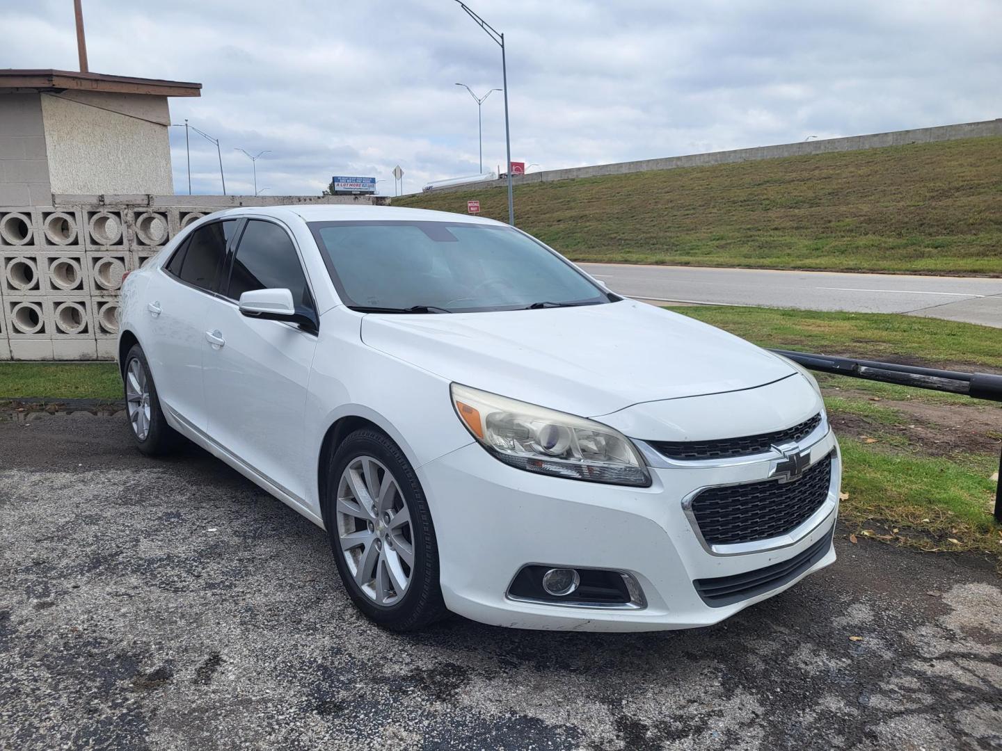 2014 WHITE Chevrolet Malibu 2LT (1G11E5SL0EF) with an 2.5L L4 DOHC 16V engine, 6-Speed Automatic transmission, located at 8101 E. Skelly Dr., Tulsa, OK, 74129, (918) 592-3593, 36.121891, -95.888802 - Photo#0