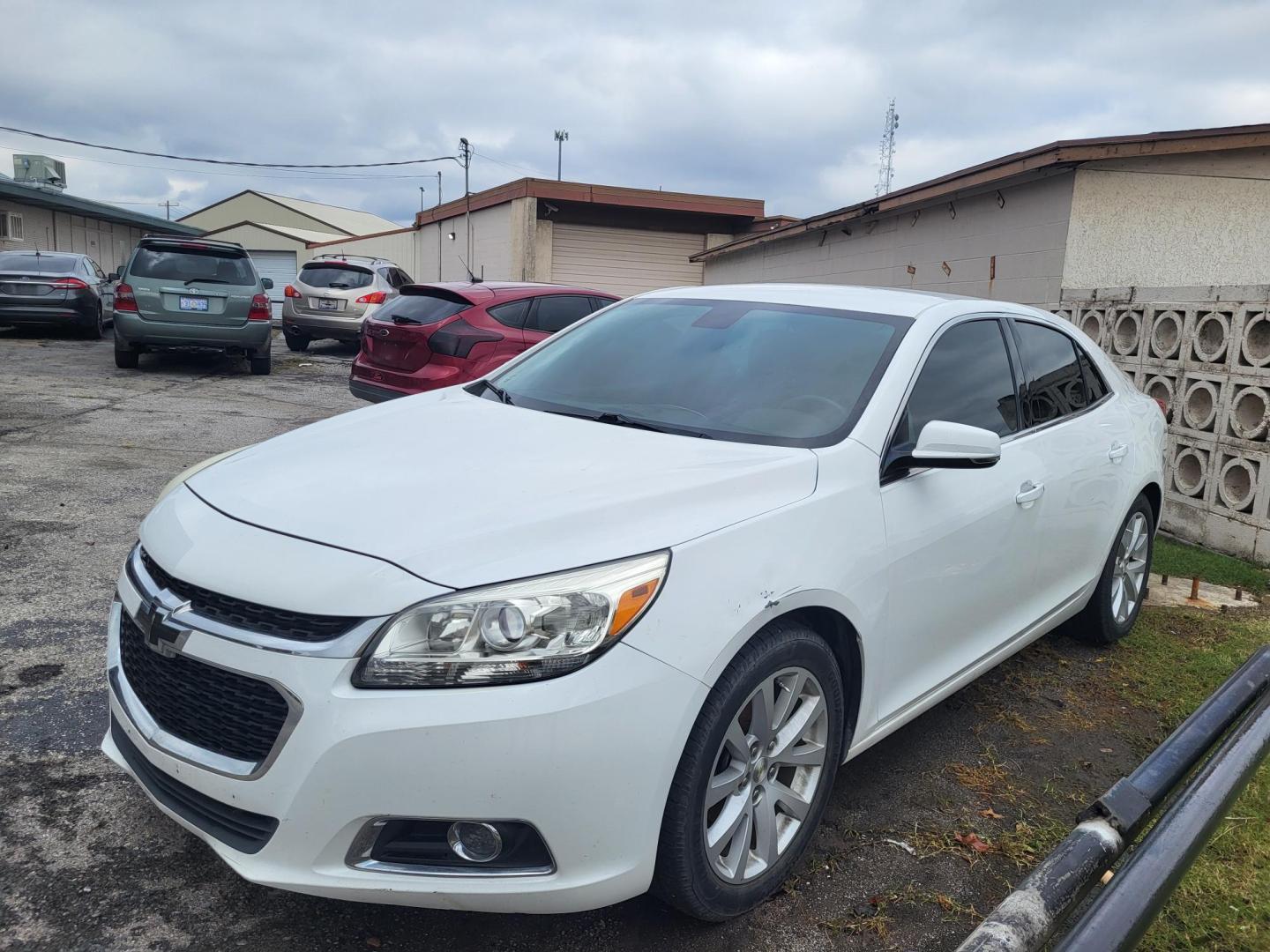 2014 WHITE Chevrolet Malibu 2LT (1G11E5SL0EF) with an 2.5L L4 DOHC 16V engine, 6-Speed Automatic transmission, located at 8101 E. Skelly Dr., Tulsa, OK, 74129, (918) 592-3593, 36.121891, -95.888802 - Photo#1