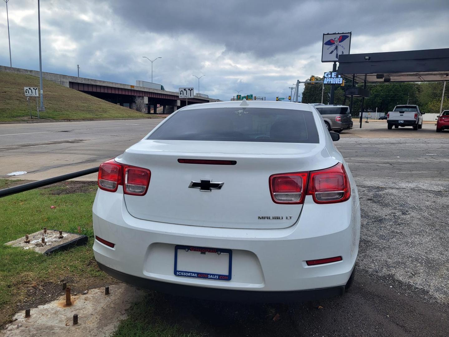 2014 WHITE Chevrolet Malibu 2LT (1G11E5SL0EF) with an 2.5L L4 DOHC 16V engine, 6-Speed Automatic transmission, located at 8101 E. Skelly Dr., Tulsa, OK, 74129, (918) 592-3593, 36.121891, -95.888802 - Photo#2