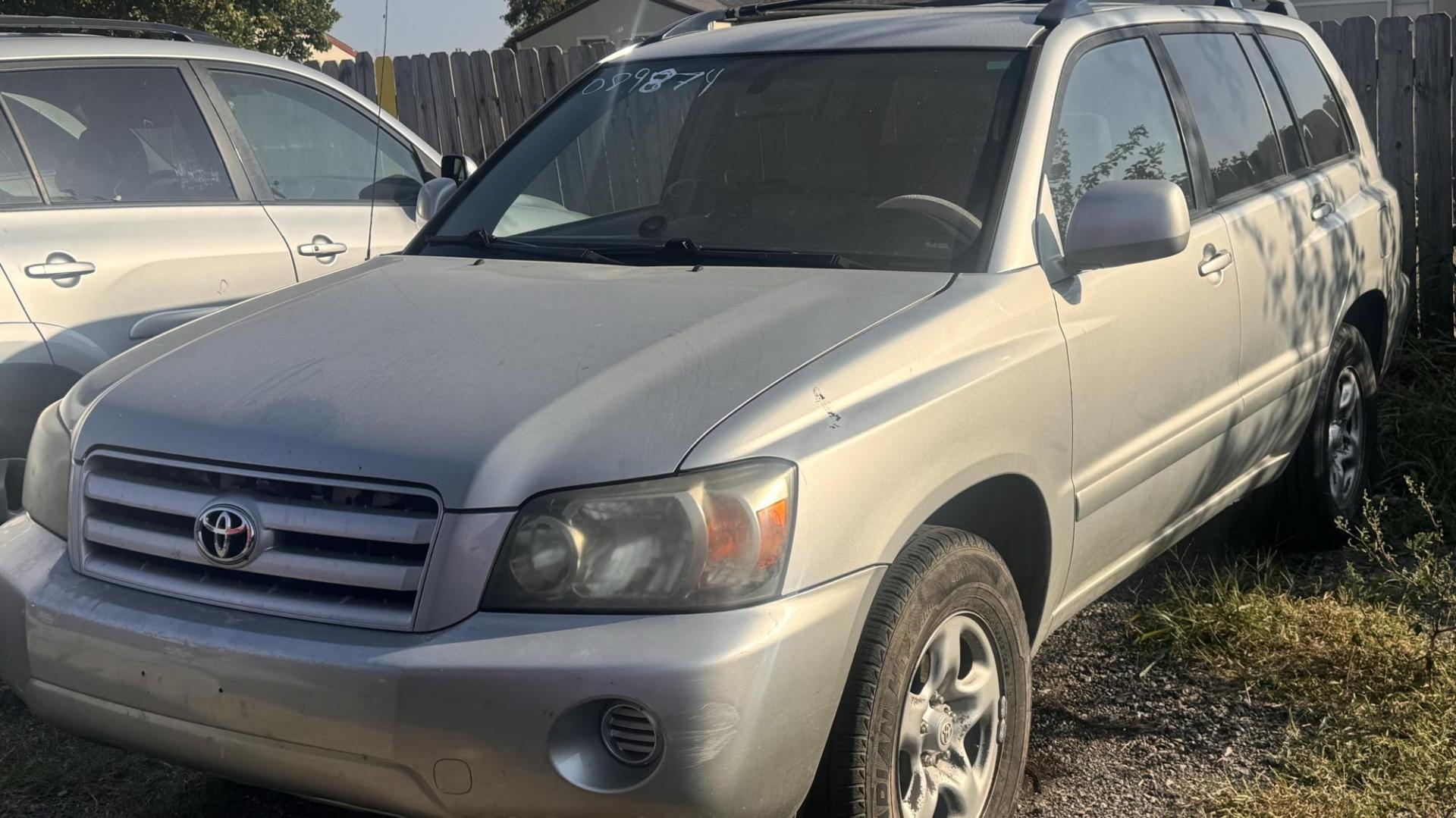 2004 SILVER Toyota Highlander 2WD (JTEGD21AX40) with an 2.4L L4 DOHC 16V engine, 4-Speed Automatic Overdrive transmission, located at 8101 E. Skelly Dr., Tulsa, OK, 74129, (918) 592-3593, 36.121891, -95.888802 - Photo#0