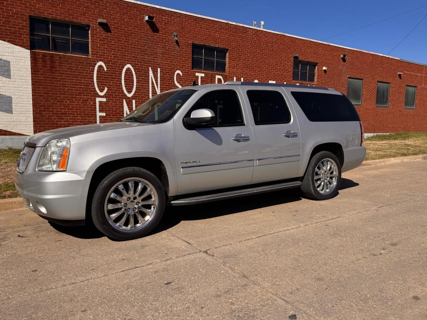 2014 SILVER GMC Yukon Denali XL 2WD (1GKS1MEF0ER) with an 6.2L V8 OHV 16V engine, 6-Speed Automatic transmission, located at 8101 E. Skelly Dr., Tulsa, OK, 74129, (918) 592-3593, 36.121891, -95.888802 - Photo#0