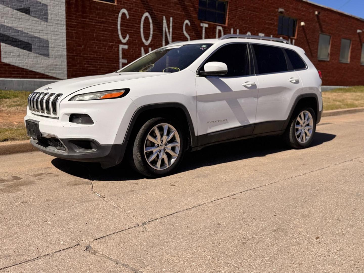 2014 WHITE Jeep Cherokee Limited FWD (1C4PJLDB6EW) with an 2.4L L4 DOHC 16V engine, 9-Speed Automatic transmission, located at 8101 E. Skelly Dr., Tulsa, OK, 74129, (918) 592-3593, 36.121891, -95.888802 - Photo#0