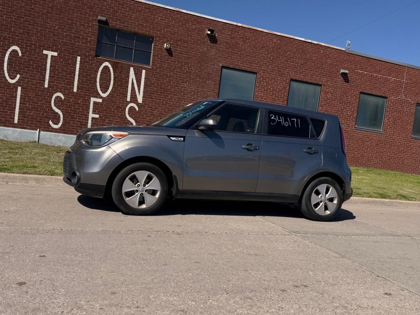 2016 GRAY Kia Soul Base 6A (KNDJN2A28G7) with an 1.6L L4 DOHC 16V engine, 6A transmission, located at 8101 E. Skelly Dr., Tulsa, OK, 74129, (918) 592-3593, 36.121891, -95.888802 - Photo#0