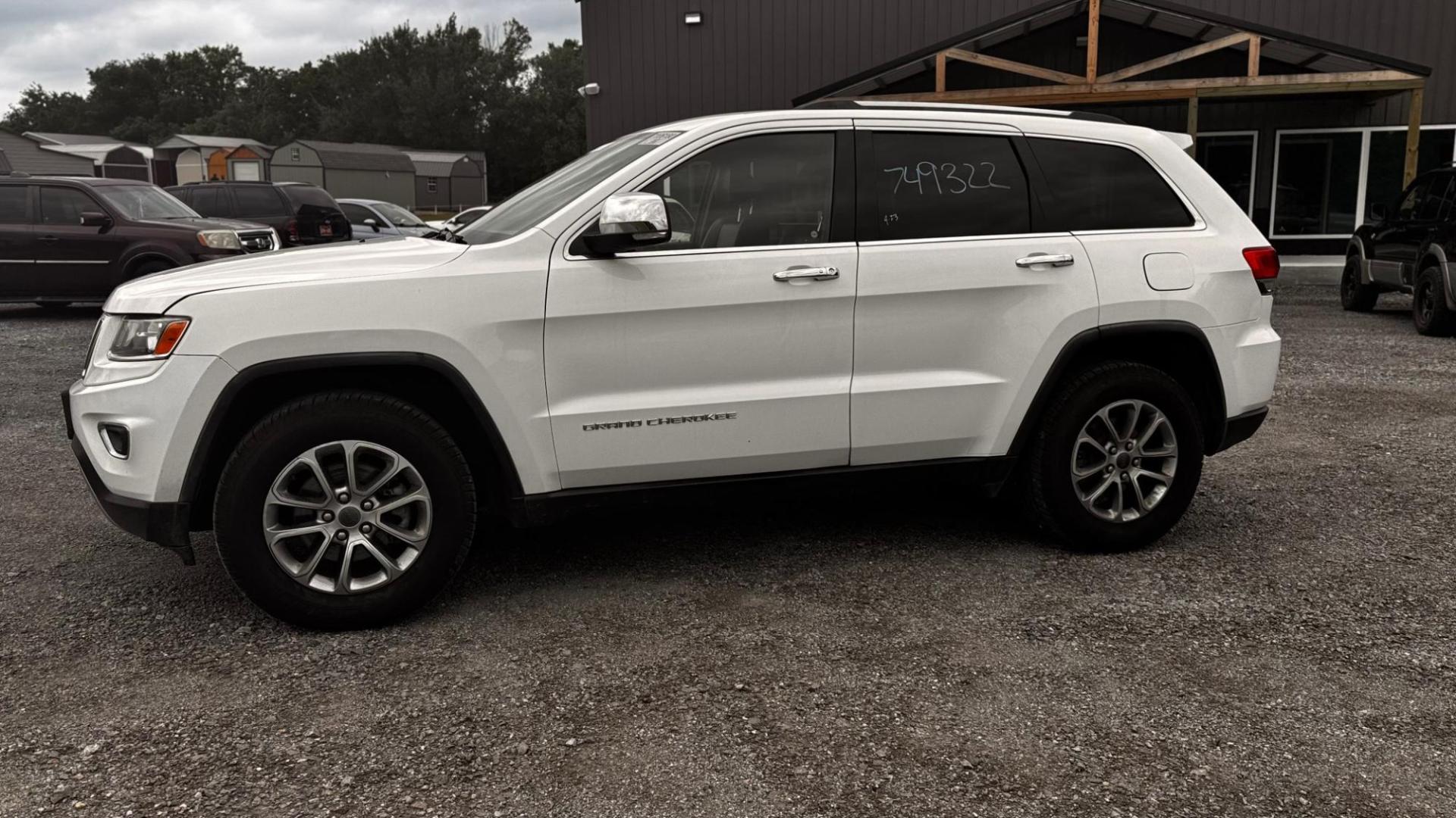 2015 WHITE Jeep Grand Cherokee Limited 2WD (1C4RJEBG2FC) with an 3.6L V6 DOHC 24V engine, 8-Speed Automatic transmission, located at 8101 E. Skelly Dr., Tulsa, OK, 74129, (918) 592-3593, 36.121891, -95.888802 - Photo#0