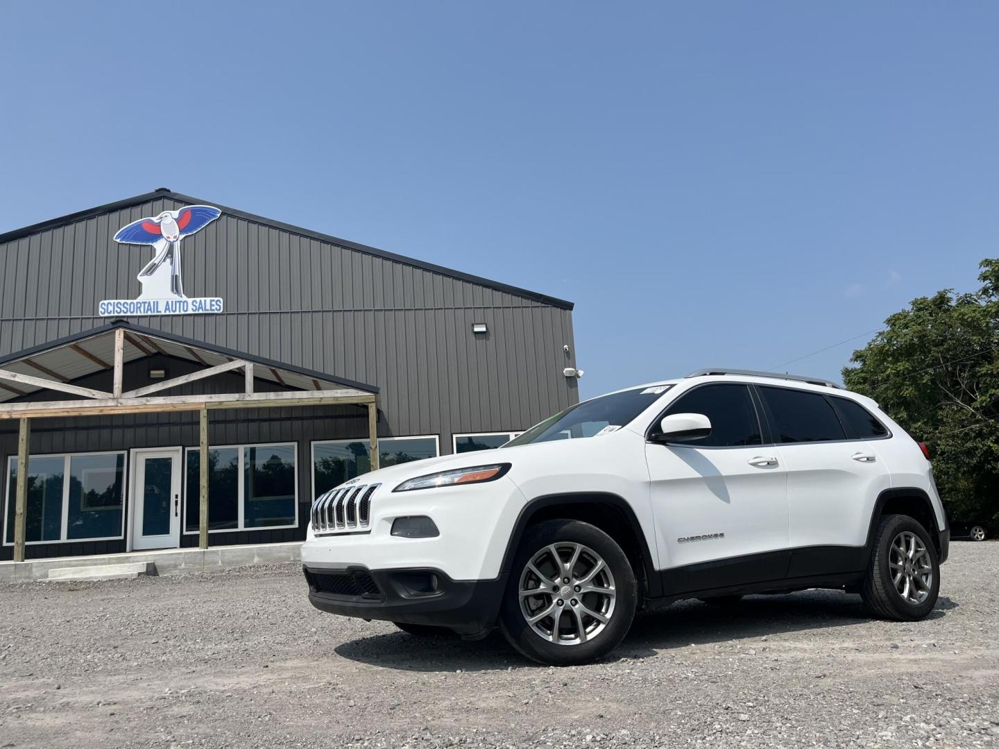 2018 WHITE Jeep Cherokee Latitude Plus FWD (1C4PJLLB6JD) with an 2.4L L4 DOHC 16V engine, 9A transmission, located at 8101 E. Skelly Dr., Tulsa, OK, 74129, (918) 592-3593, 36.121891, -95.888802 - Photo#0