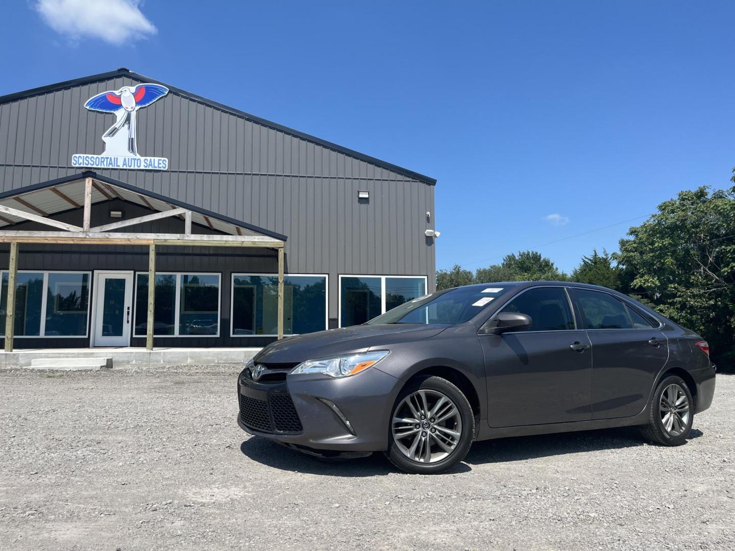 2015 GRAY Toyota Camry SE (4T1BF1FK6FU) with an 2.5L L4 DOHC 16V engine, 6-Speed Automatic transmission, located at 8101 E. Skelly Dr., Tulsa, OK, 74129, (918) 592-3593, 36.121891, -95.888802 - Photo#0