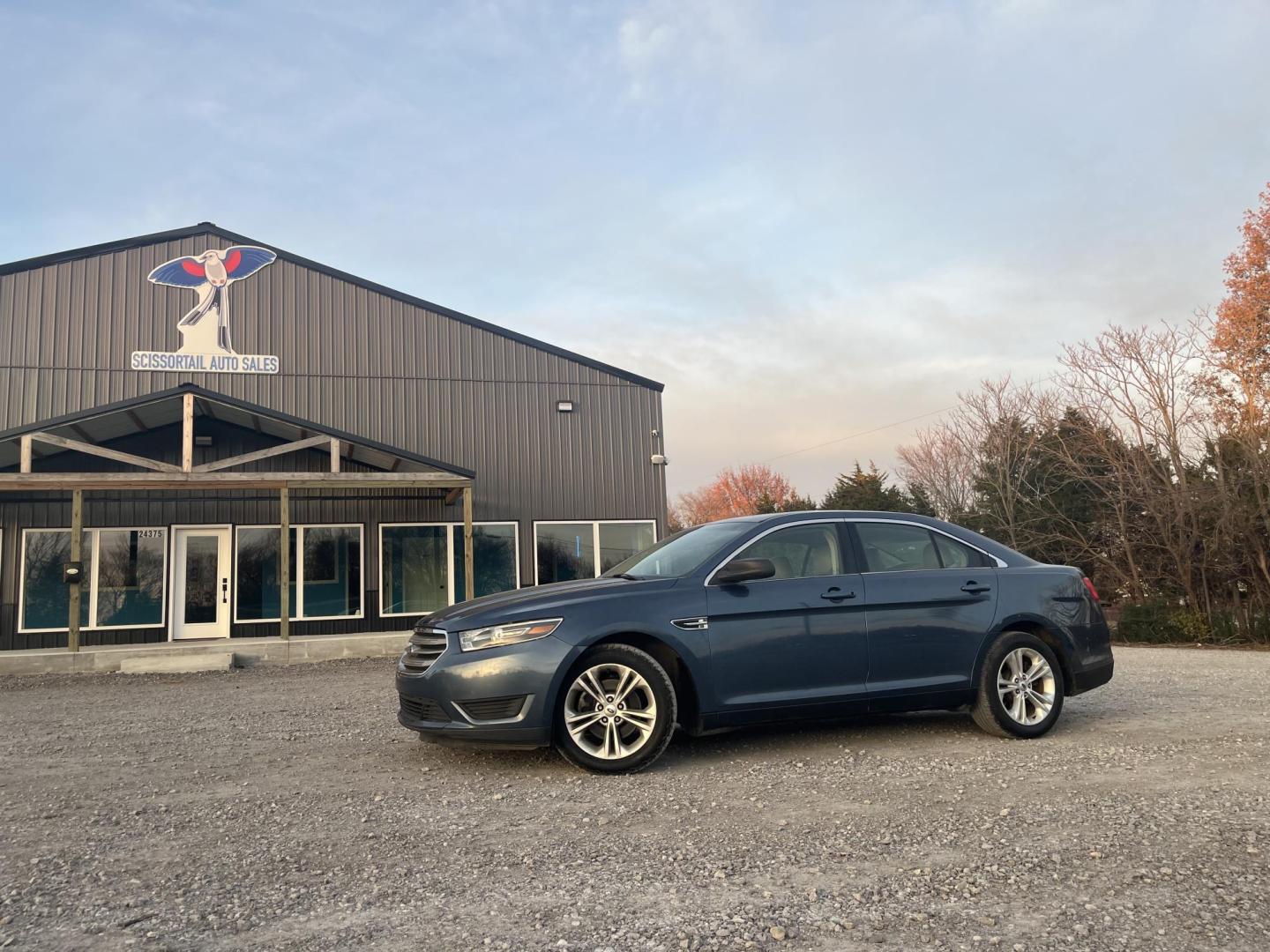 2018 BLUE Ford Taurus SE FWD (1FAHP2D80JG) with an 3.5L V6 DOHC 24V engine, 6A transmission, located at 24375 E. Hwy 51, Broken Arrow, OK, 74014, (918) 592-3593, 36.156311, -95.992752 - Photo#0